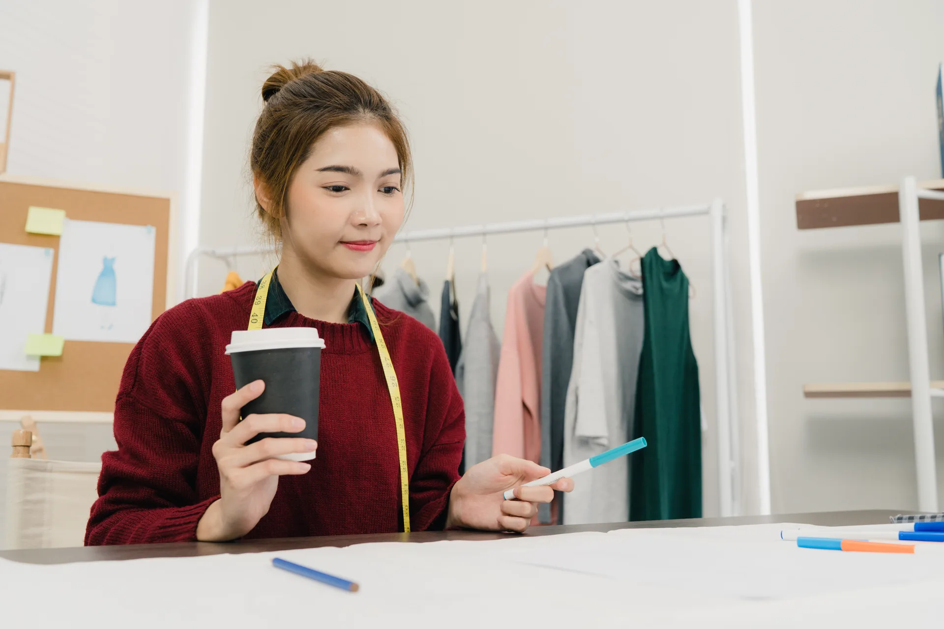 Kiểm tra mẫu đồng phục và vị trí hoàn thiện logo