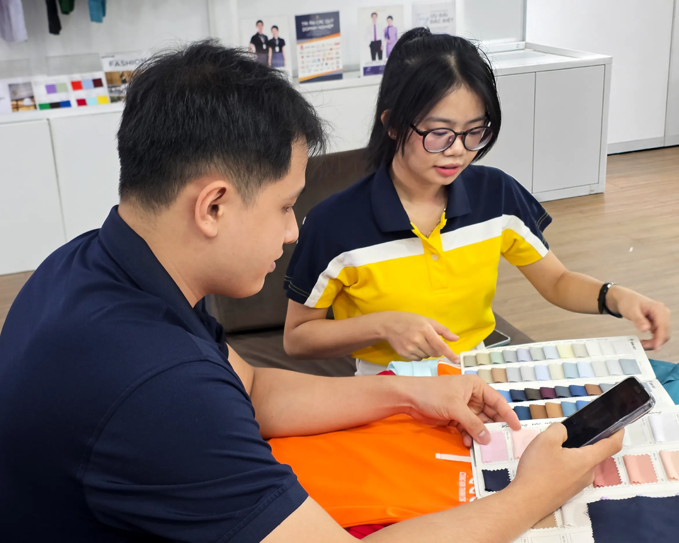 Chọn chất liệu, dựng form và may mẫu đồng phục doanh nghiệp