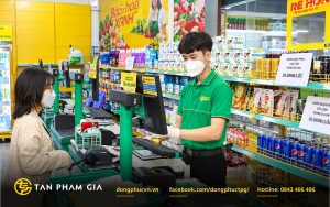 Đồng phục thu ngân tại quầy giao dịch cửa hàng BHX