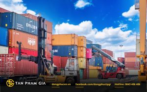 Why Should Logistics Companies Invest in Custom-Made Uniforms?