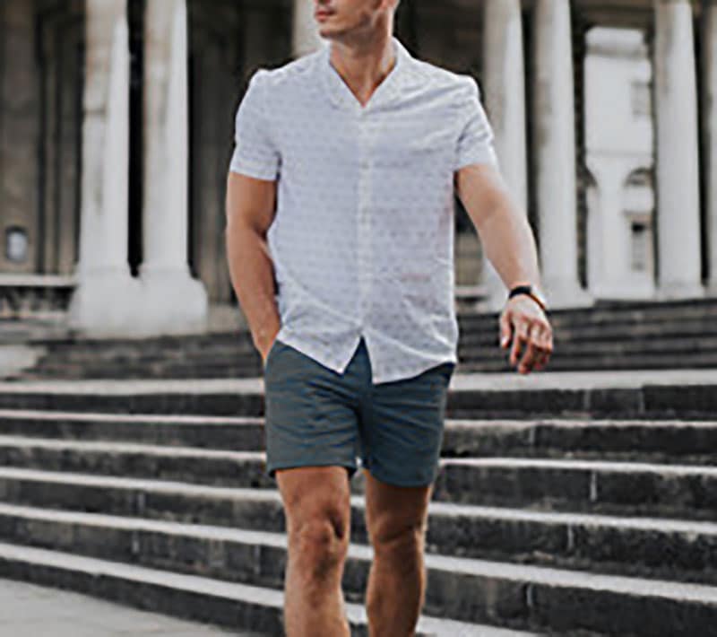 Phối áo sơ mi trắng cùng quần short