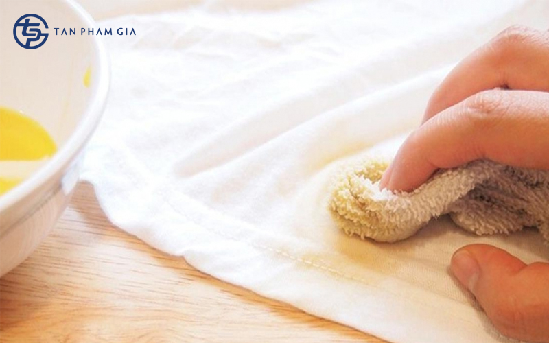 làm sạch vết bẩn trên đồng phục