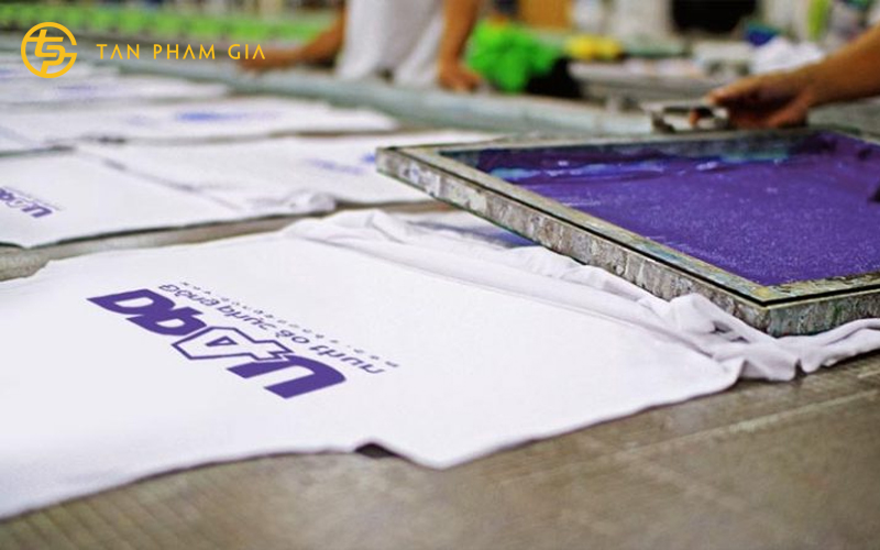In Lụa Là Gì? Tìm Hiểu Quy Trình In Lụa Phổ Biến Hiện Nay