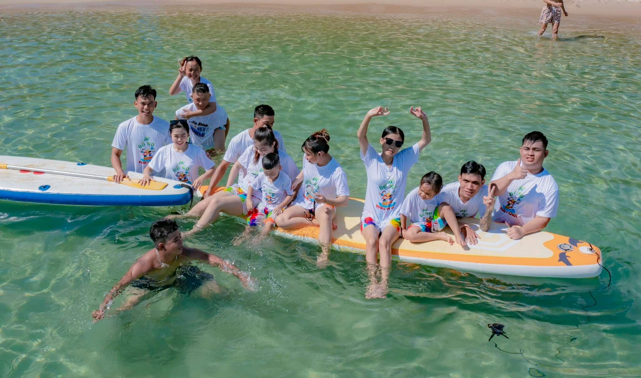 Áo thun đồng phục đi biển