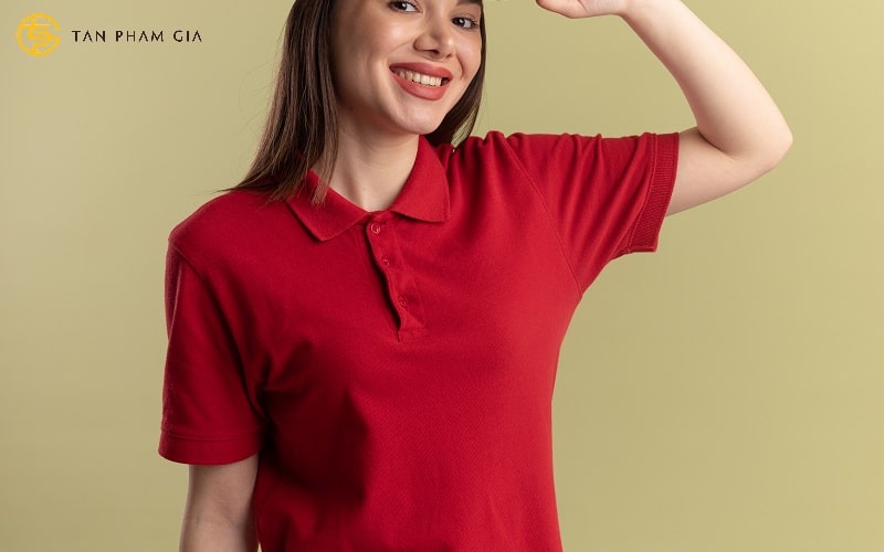 Áo đồng phục màu đỏ đô dành cho ngành du lịch
