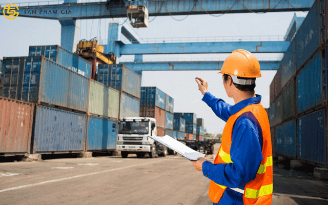 Đồng phục cho nhân viên Logistics tại cảng