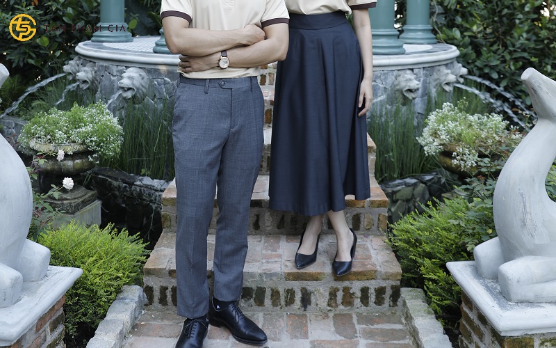 Áo thun đồng phục màu nâu nhạt phối cùng quần tây