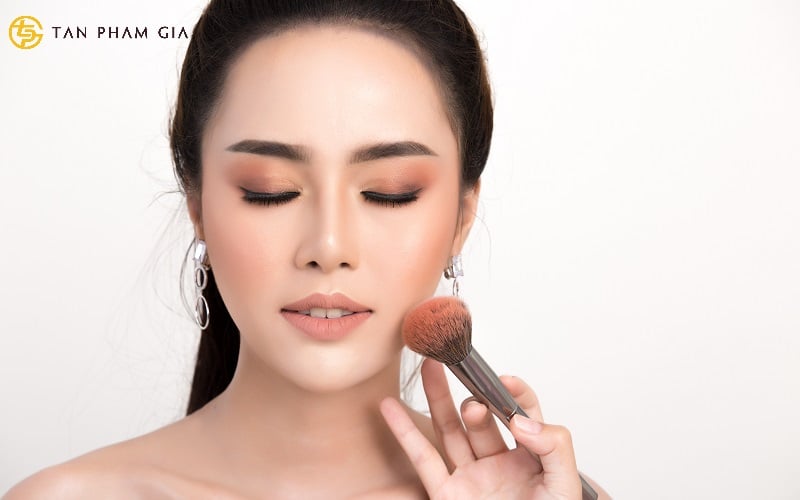 Màu nâu nhạt trong trang điểm