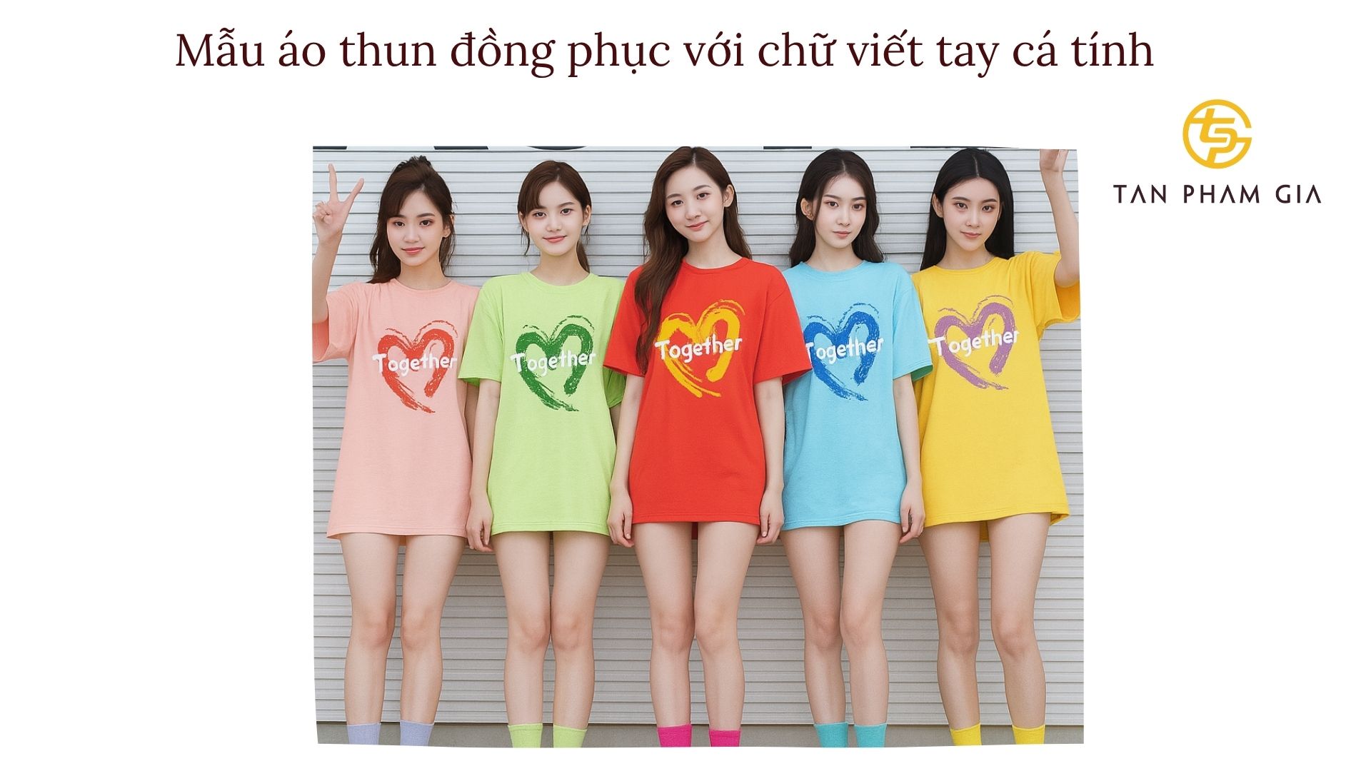 Mẫu áo thun đồng phục với chữ viết tay cá tính