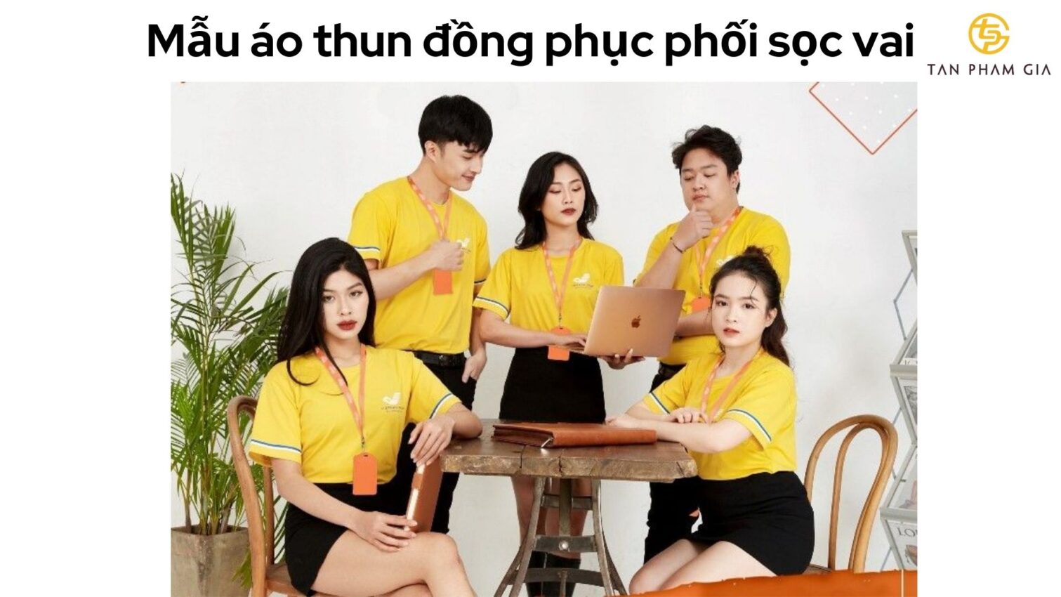 Mẫu áo thun đồng phục phối sọc vai