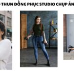 Áo thun đồng phục trong studio chụp ảnh Áo thun đồng phục trong studio chụp ảnh